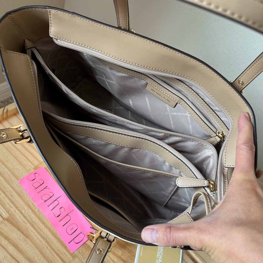 🌼Michael Kors Purse - Picture 11 of 15